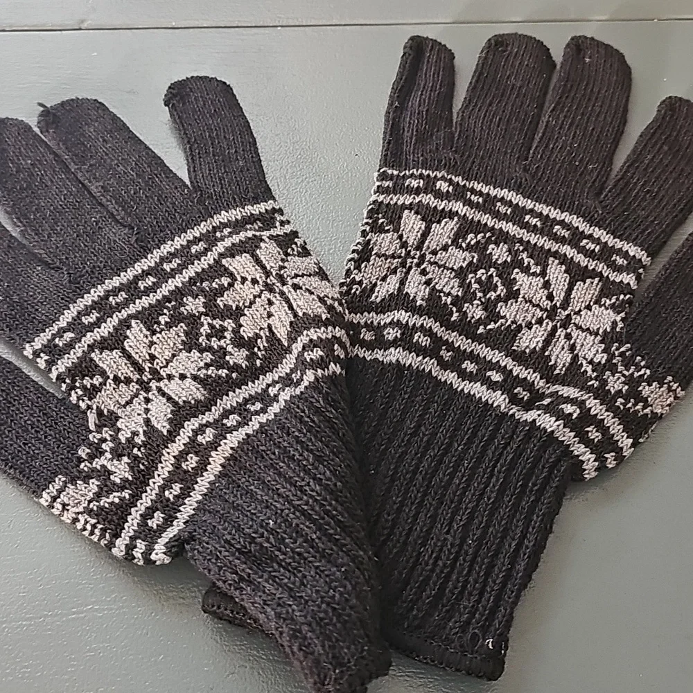 Gray and White Knit Gloves with‎ Snowflake Pattern. New